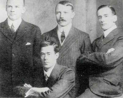 Per&auml;miehet istumassa