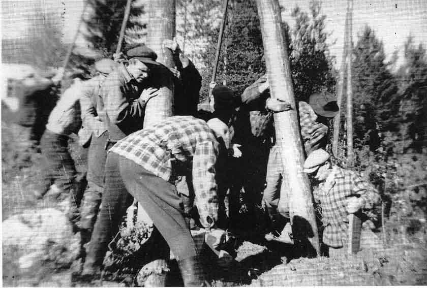 Sähköpaalujen asennusta