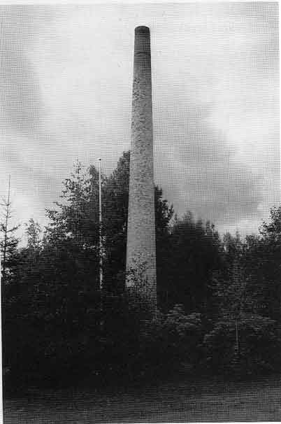 1964. Palanut Parkanon tiili ja puu. Pystyynjäänyt savupiippu Alaskylässä